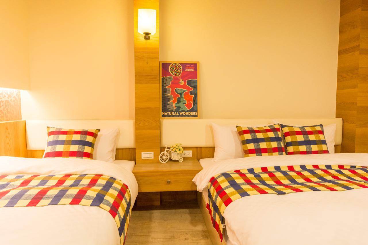 W Hostel Tainan Bagian luar foto