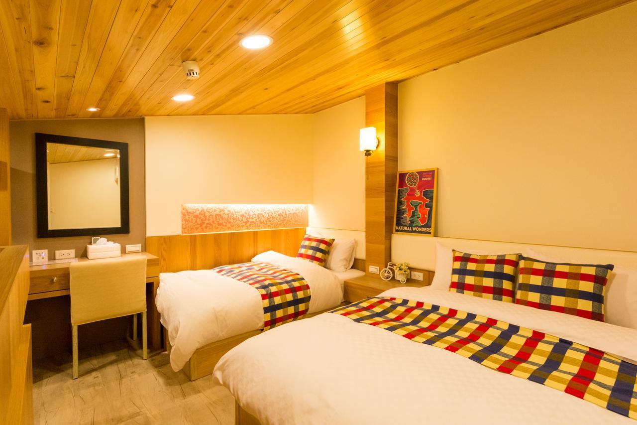 W Hostel Tainan Bagian luar foto